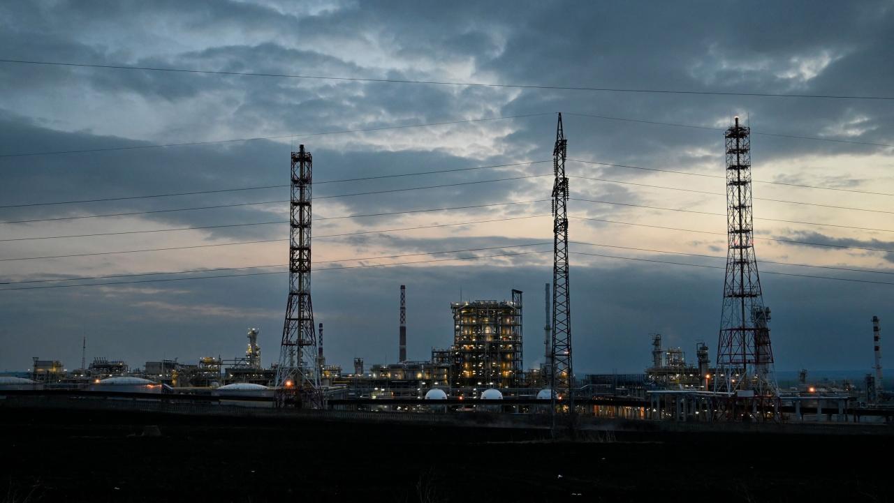 Analysis europe goes for the knockout on russian oil