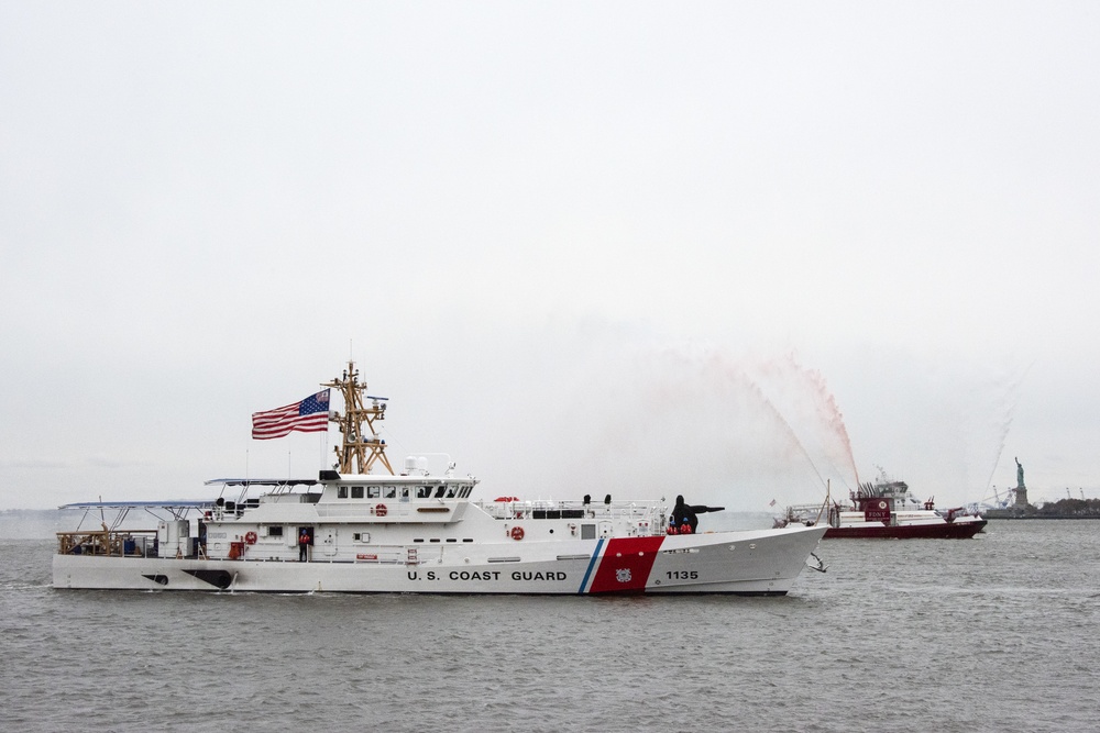 Coast guard nypd fdny demonstrate proper boating safety ahead of holiday weekend