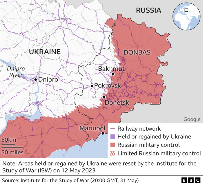 Ukraine ukrainian army ukranian soldiers checkpoint far convoy ambushed not world highway antigovernment slovyansk forces near where getty degrees decentralizing