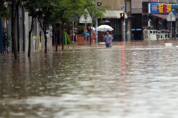 Entire high street in dunstable underwater after deluge of rain sparks flooding