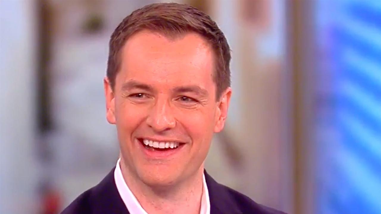 Former clinton campaign manager robby mook says clinton agreed to give trump russia material to reporter