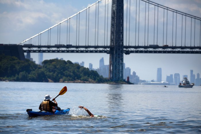 Scottish australian athlete andy donaldson beats record for swimming around manhattan island