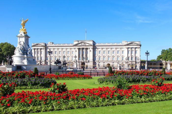 Buckingham palace didnt crop meghan out of prince harry photo