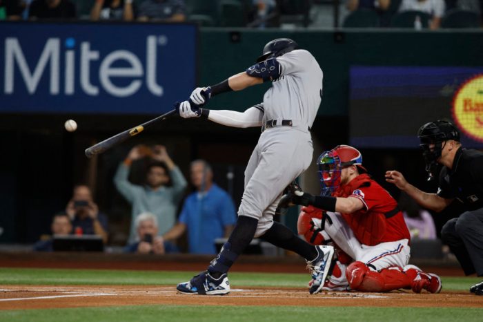 Astros slugger leaves game due to knee contusion