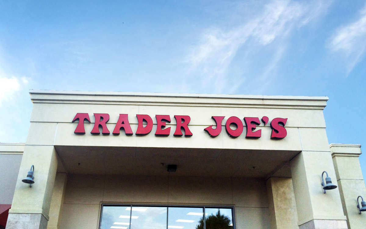 Trader joes workers vote to unionize for the first time