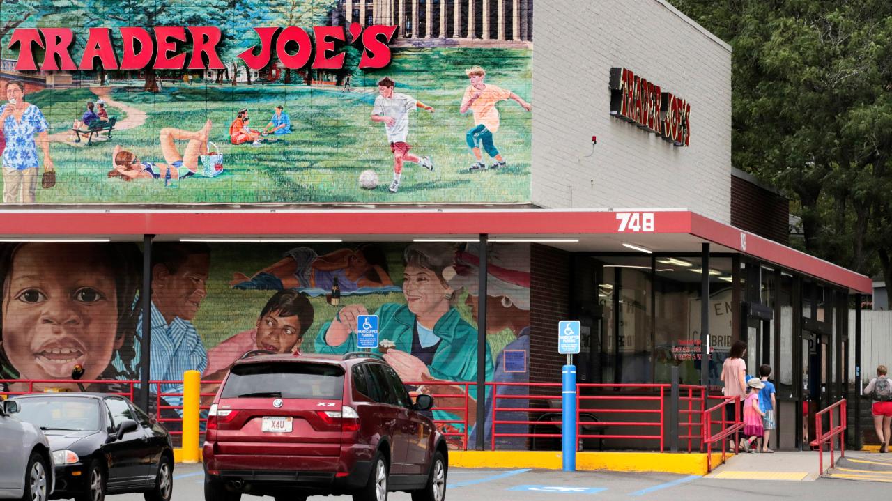 Trader joes workers vote to unionize for the first time