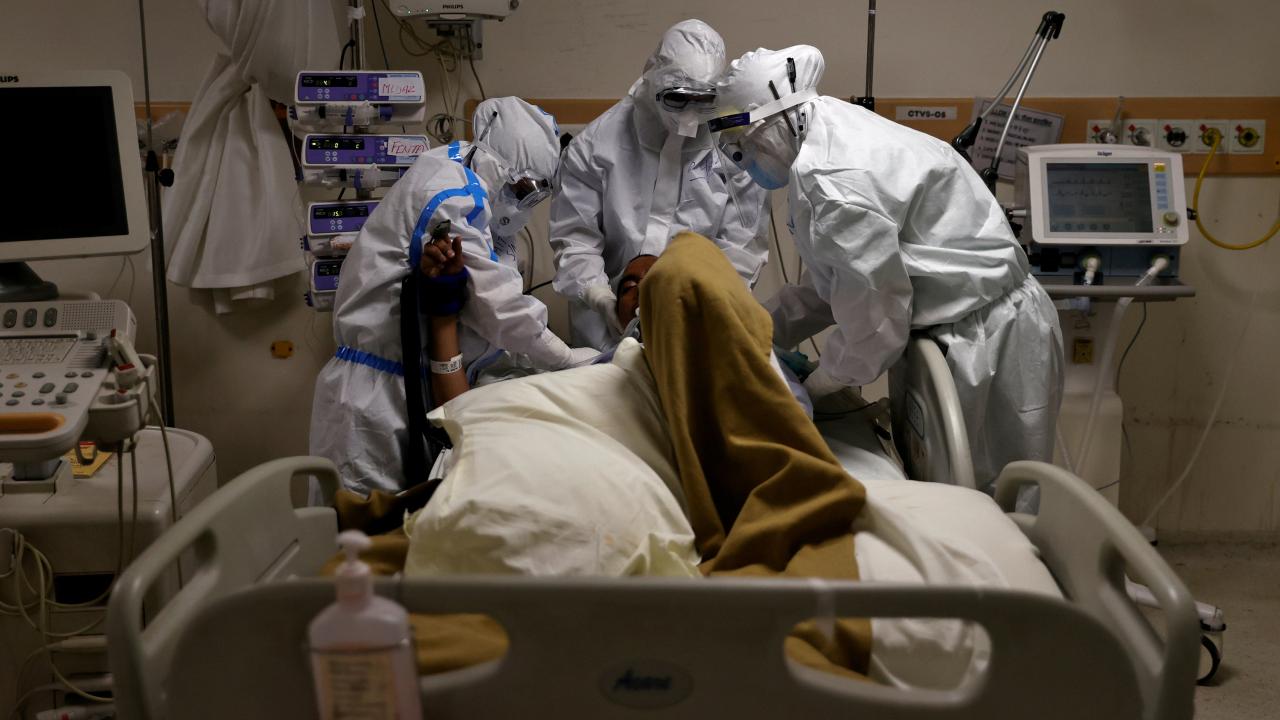 Hospital coronavirus nyc york hospitals queens deaths elmhurst doctor look emergency times inside room department pandemic smith center