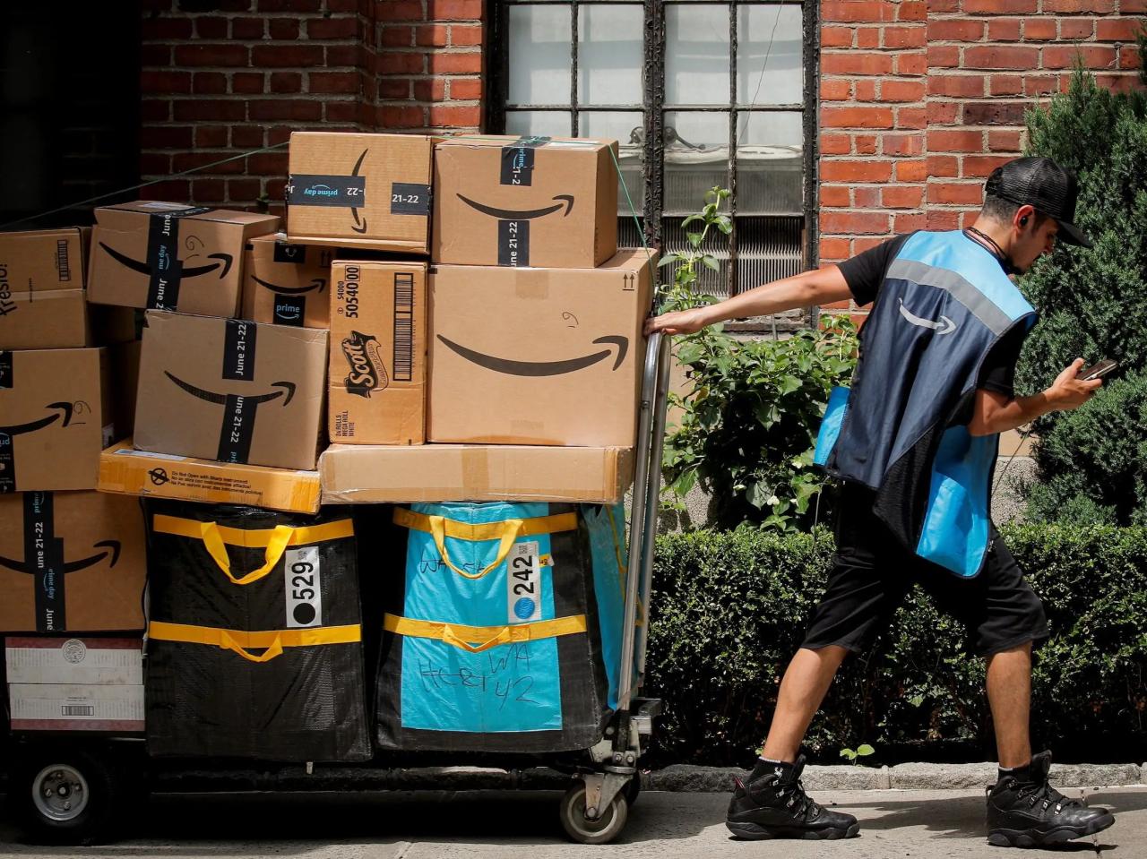 Hundreds of amazon delivery drivers in new york join teamsters union