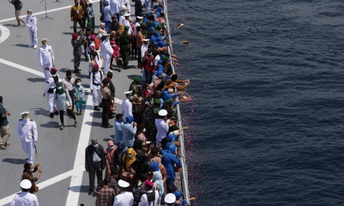 Titanics iconic deck railing breaks off and lands on seafloor highlighting ships continued decay