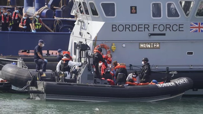 Picture shows rammed border force boat arrive in uk as 700 migrants pour in