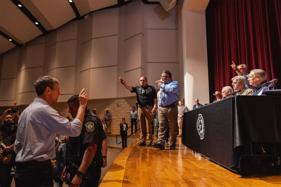 Beto orourke interrupts greg abbotts uvalde press conference you are doing nothing