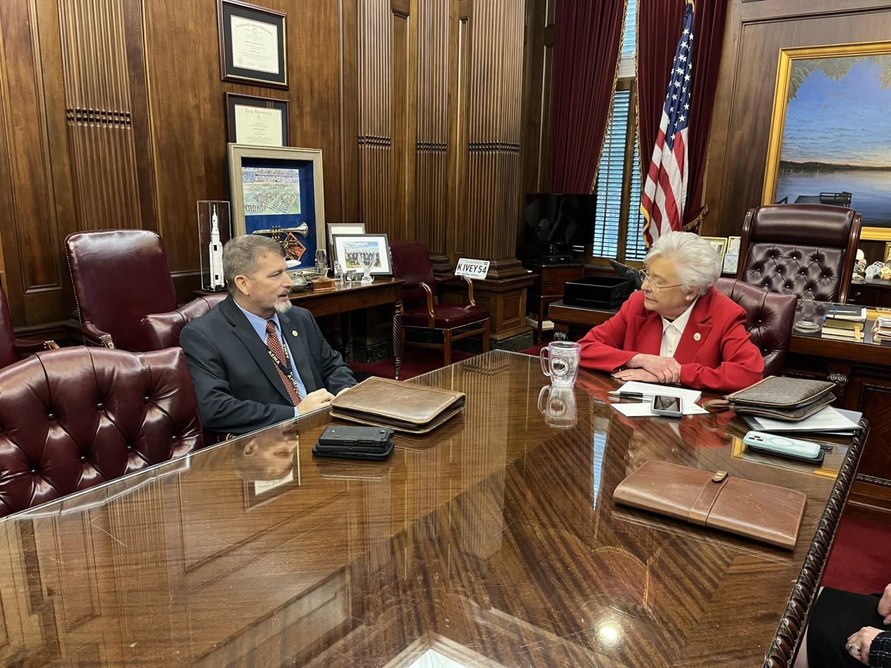 Provocateur in pearls kay ivey races to the right