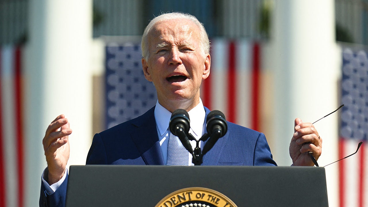 Warren urges biden to cancel student loan debt before midterms