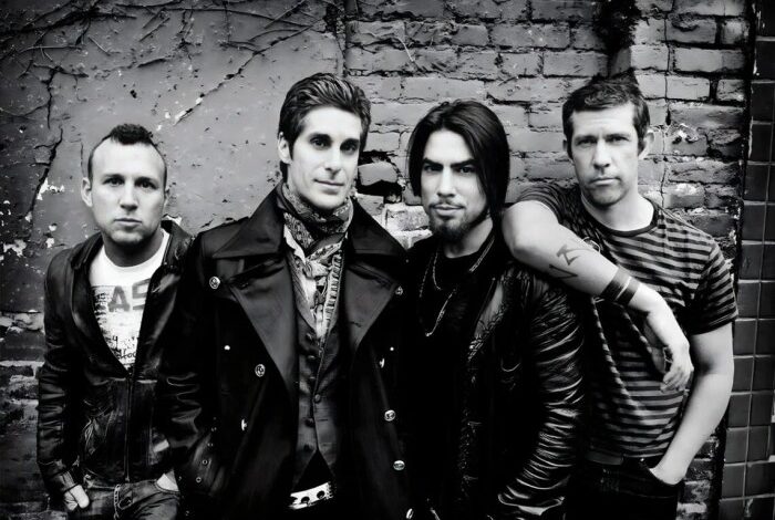 Janes addiction cancel rest of tour after perry farrell and dave navarros onstage fight