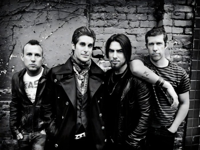 Janes addiction cancel tour after perry farrell attacks dave navarro onstage