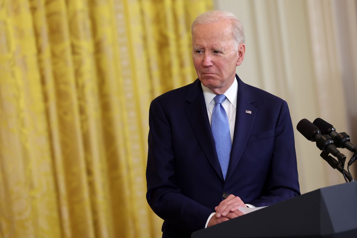 Mitt romney urges biden to ditch his woke advisers in critical op ed