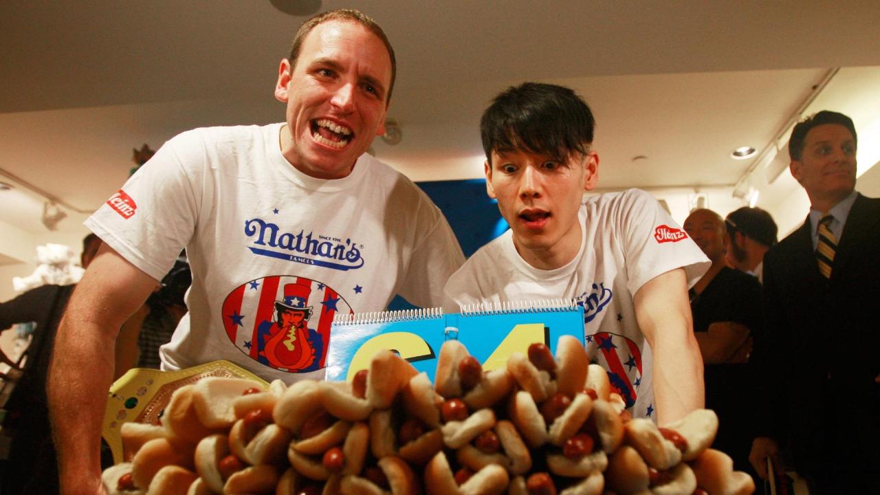 Joey chestnut beats kobayashi sets new world record in netflix hot dog eating competition