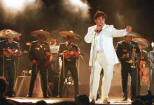 Juan gabriel concert screening at mexico citys zocalo attracts 70000 people