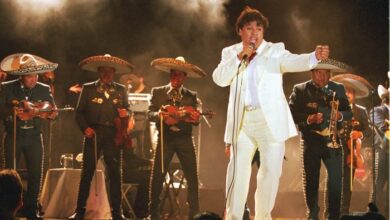 Juan gabriel concert screening at mexico citys zocalo attracts 70000 people