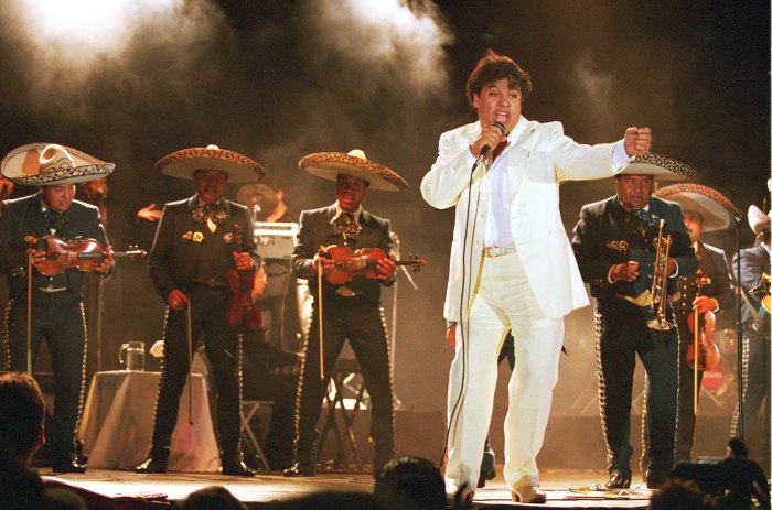 Juan gabriel concert screening at mexico citys zocalo attracts 70000 people