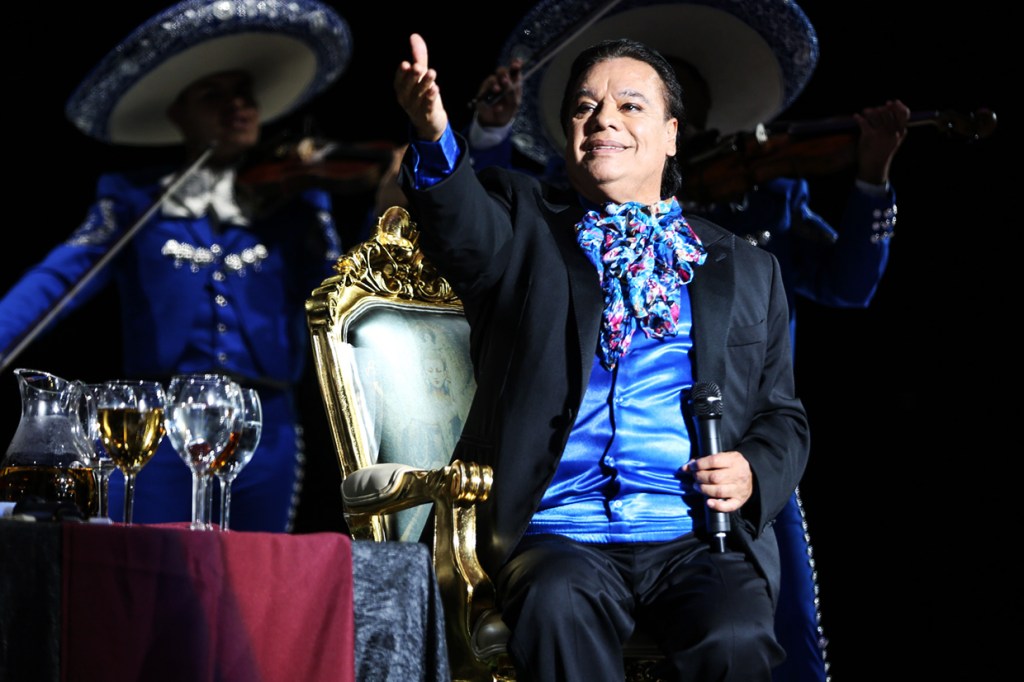 Juan gabriel concert screening at mexico citys zocalo attracts 70000 people