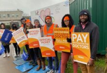 Junior doctors vote yes to 22 3 pay rise over two years in landmark deal