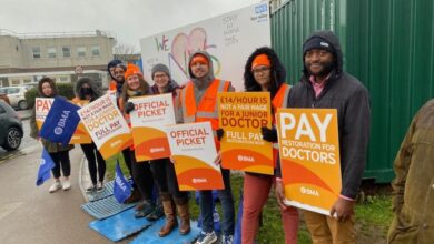 Junior doctors vote yes to 22 3 pay rise over two years in landmark deal