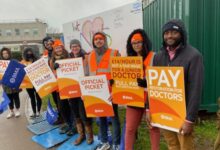 Junior doctors accept 22 pay rise to end strikes