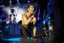 Janes addiction cancel tour after perry farrell attacks dave navarro onstage