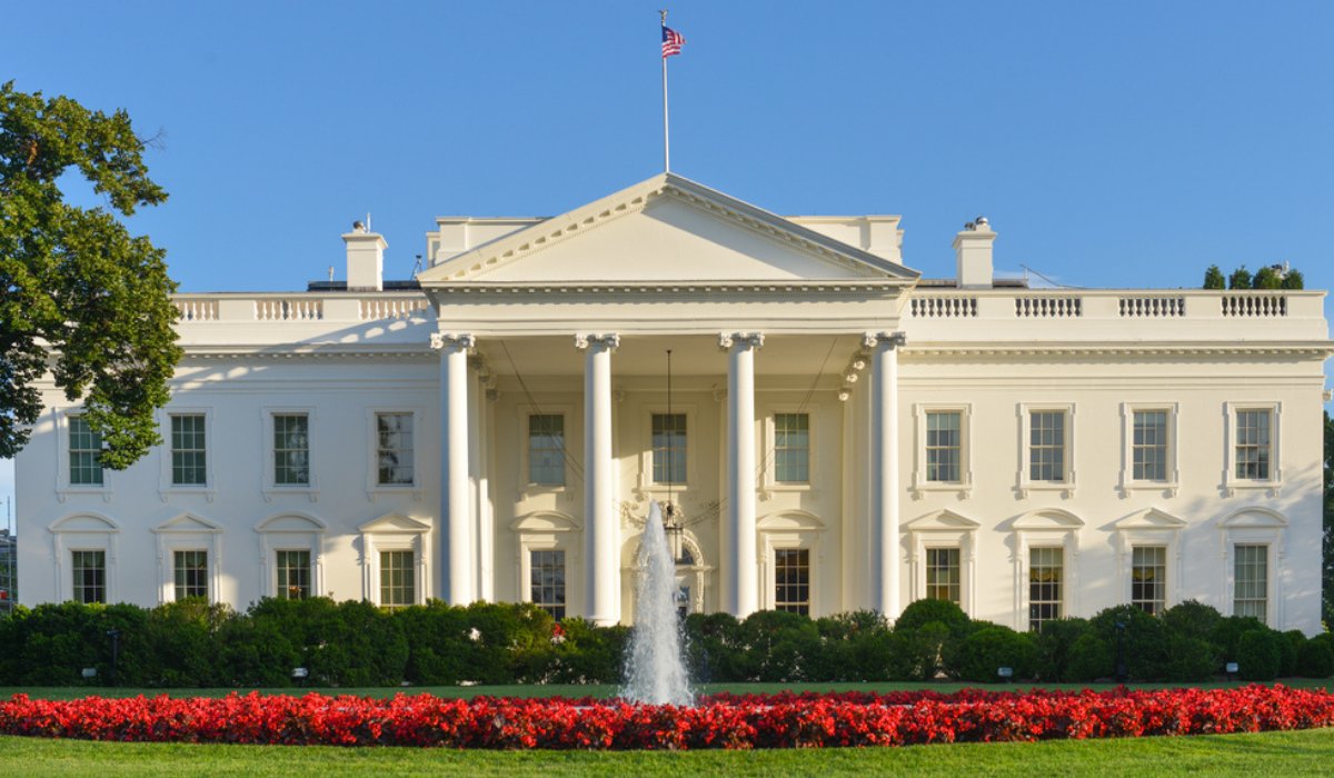 A crystal clear issue the white house is in desperate need of new glassware