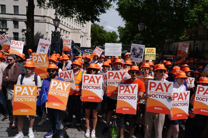 Junior doctors vote yes to 22 3 pay rise over two years in landmark deal