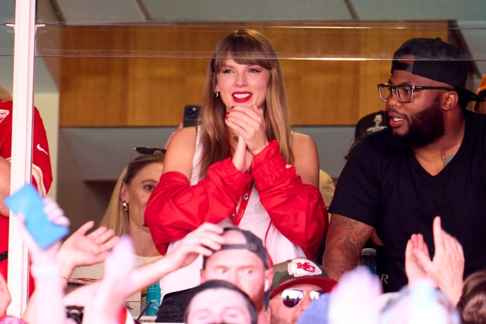 Watch taylor swift swoon during travis kelces entrance at the chiefs bengals game