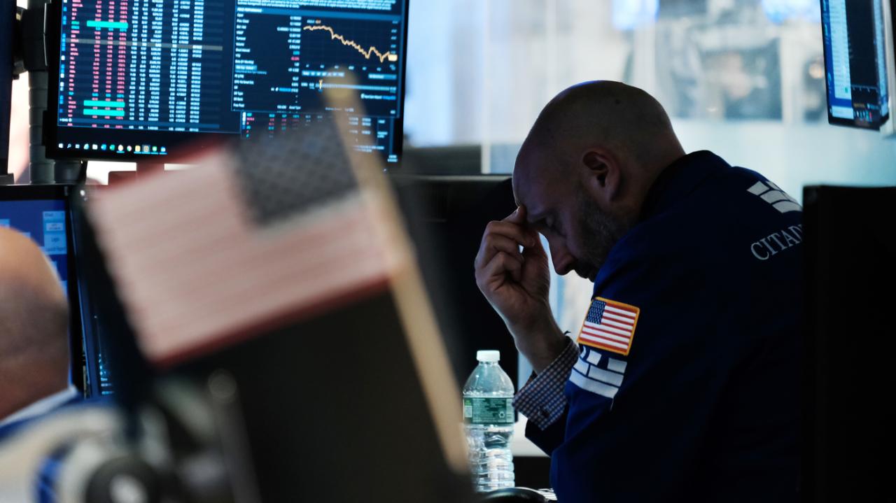 Sp 500 plunges into bear market as stocks fall for seventh week in a row