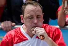 Joey chestnut beats kobayashi sets new world record in netflix hot dog eating competition