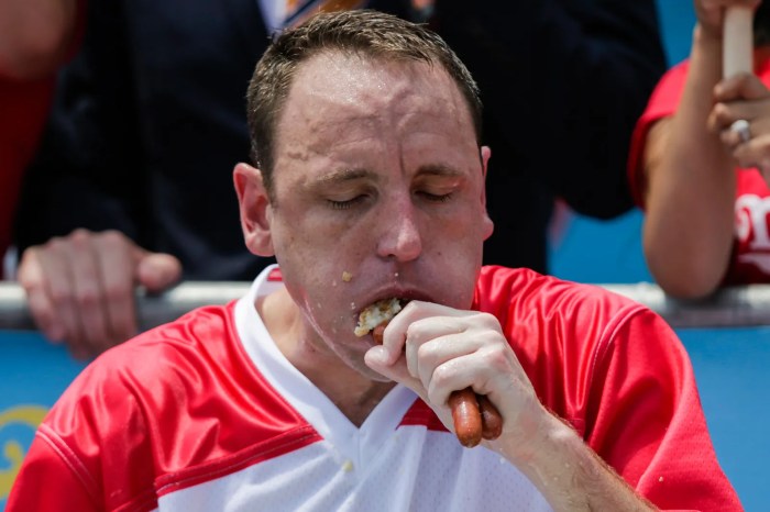 Joey chestnut beats kobayashi sets new world record in netflix hot dog eating competition