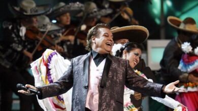 Juan gabriels iconic concert mis 40 en bellas artes to be screened at mexico citys zocalo