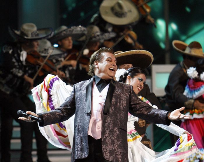 Juan gabriels iconic concert mis 40 en bellas artes to be screened at mexico citys zocalo