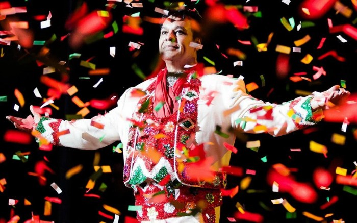 Juan gabriel concert screening at mexico citys zocalo attracts 70000 people