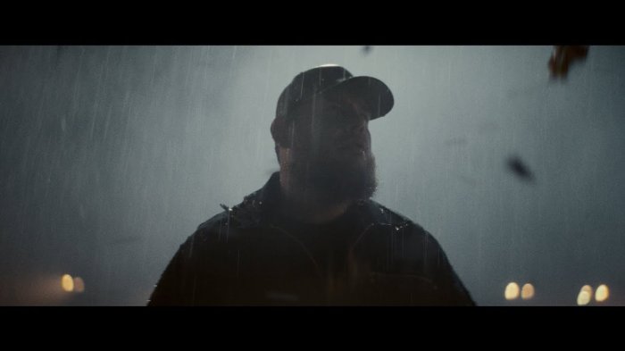 Luke combs twister track aint no love in oklahoma spins to no 1 on country airplay chart