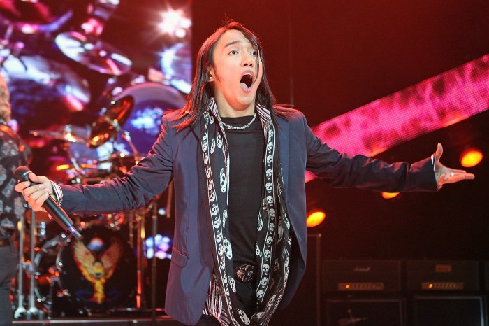 Journey singer arnel pineda invites fans to vote him out of the band after rock in rio criticism