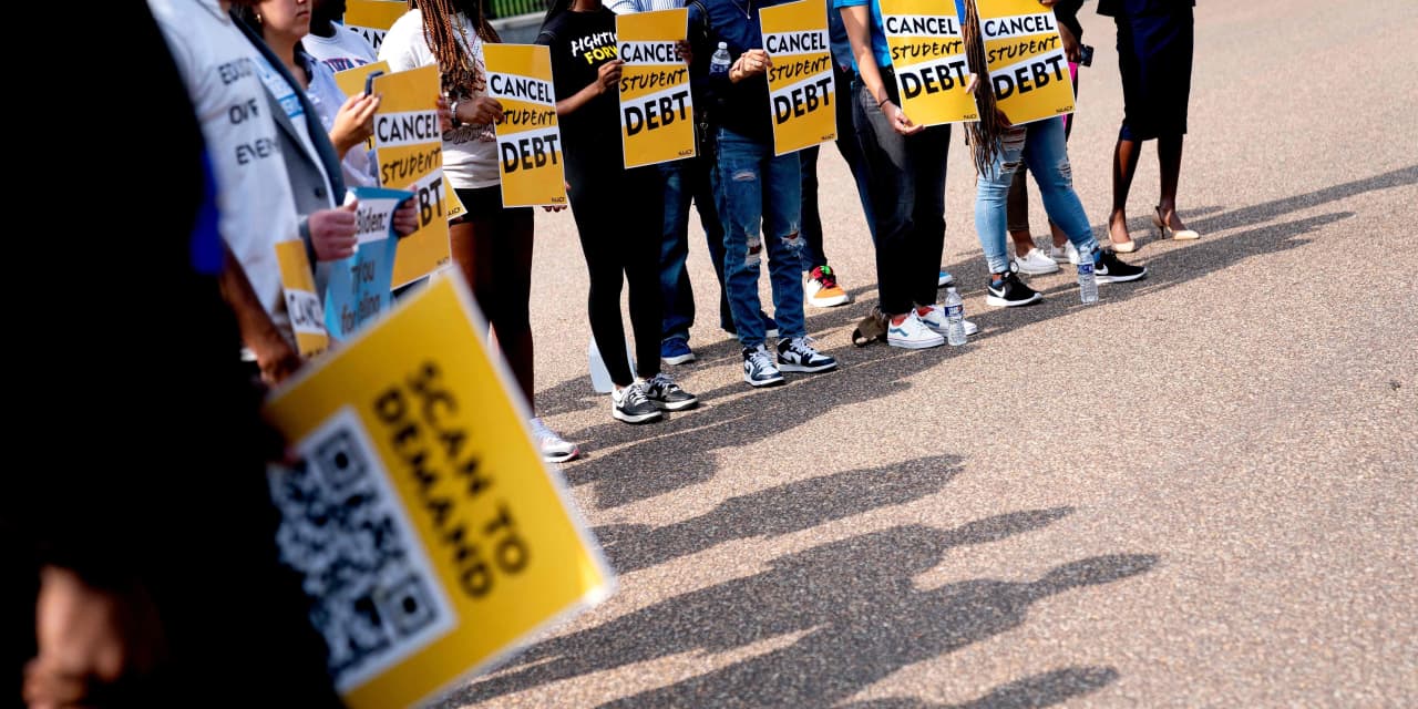 Warren urges biden to cancel student loan debt before midterms