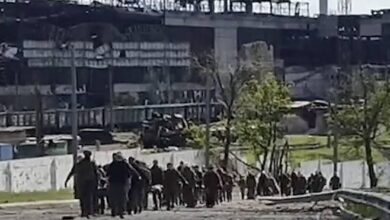 Russia bombs ukrainian steel plant in mariupol as zelenskyy prepares to meet with u s officials