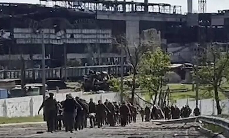 Russia bombs ukrainian steel plant in mariupol as zelenskyy prepares to meet with u s officials