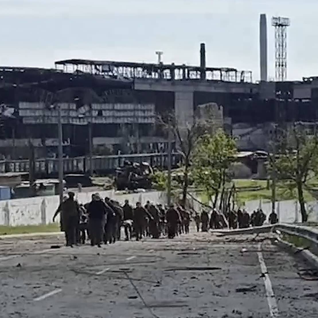 Russia bombs ukrainian steel plant in mariupol as zelenskyy prepares to meet with u s officials