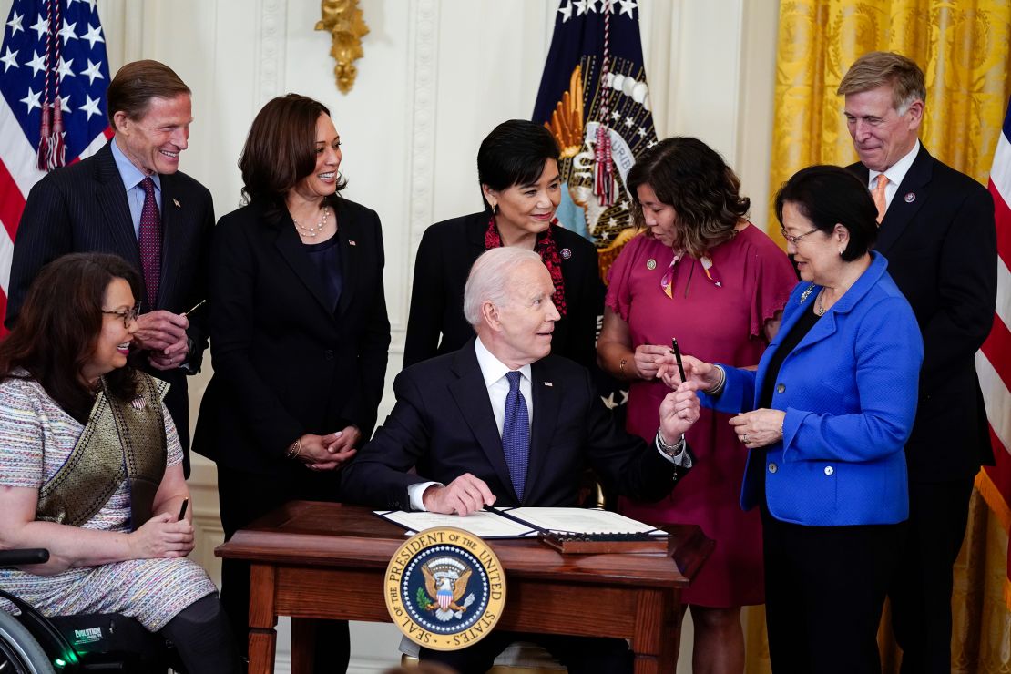 Mazie hirono privately urges president biden to free leonard peltier