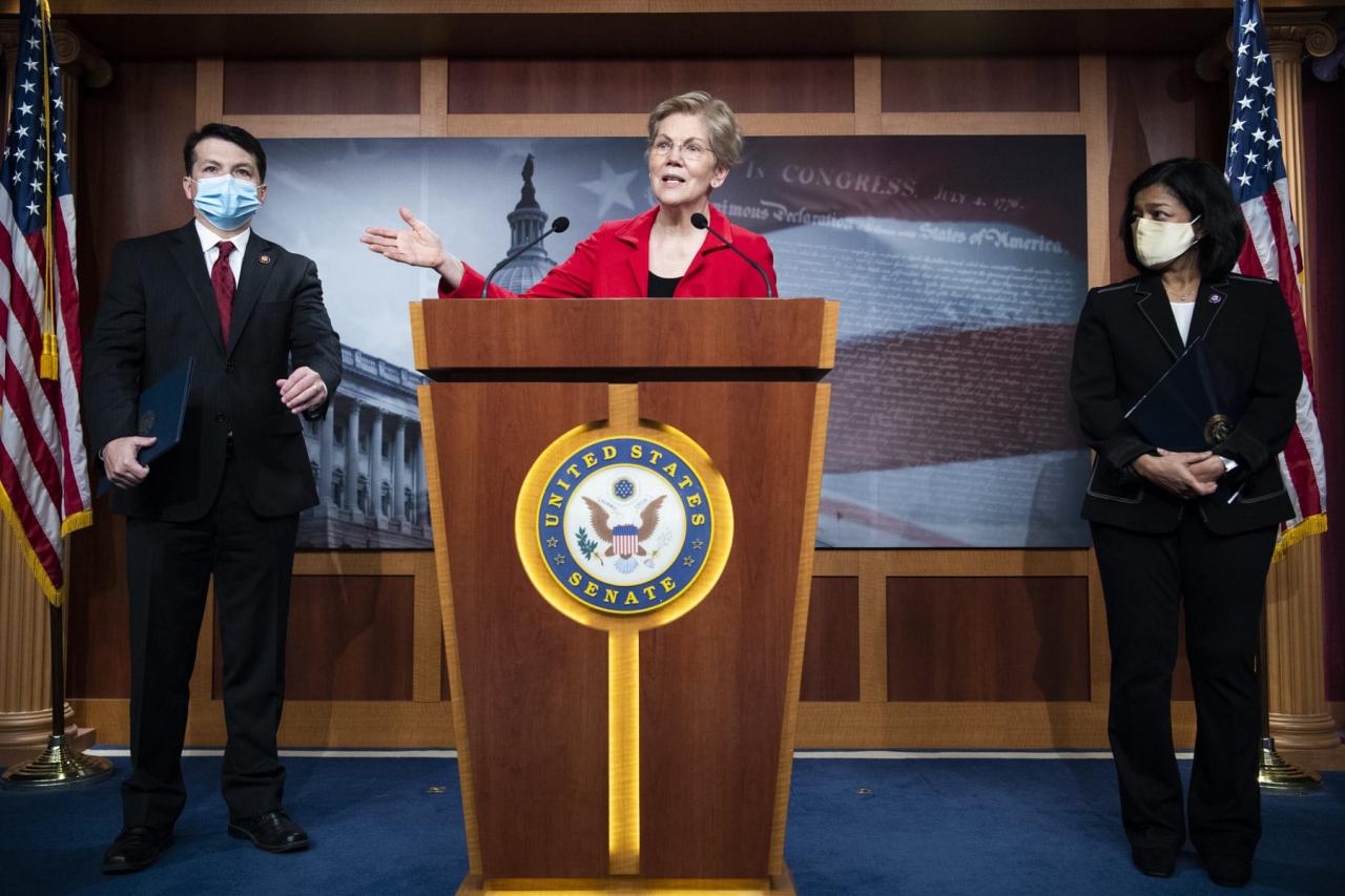On tax day elizabeth warren accuses intuit of manipulating tax filing