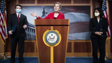 On tax day elizabeth warren accuses intuit of manipulating tax filing