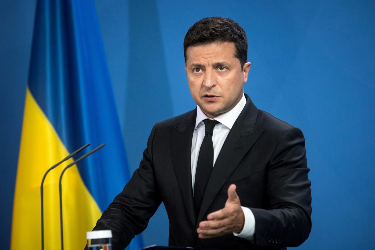Zelensky volodymyr ukrainian putin comedian poroshenko parliamentary elections humilla ucrania elected pkg phil inhs hkt gmt 1157 presidential Former gop senate candidate slammed for complaining about zelenskyy wearing t shirt during address