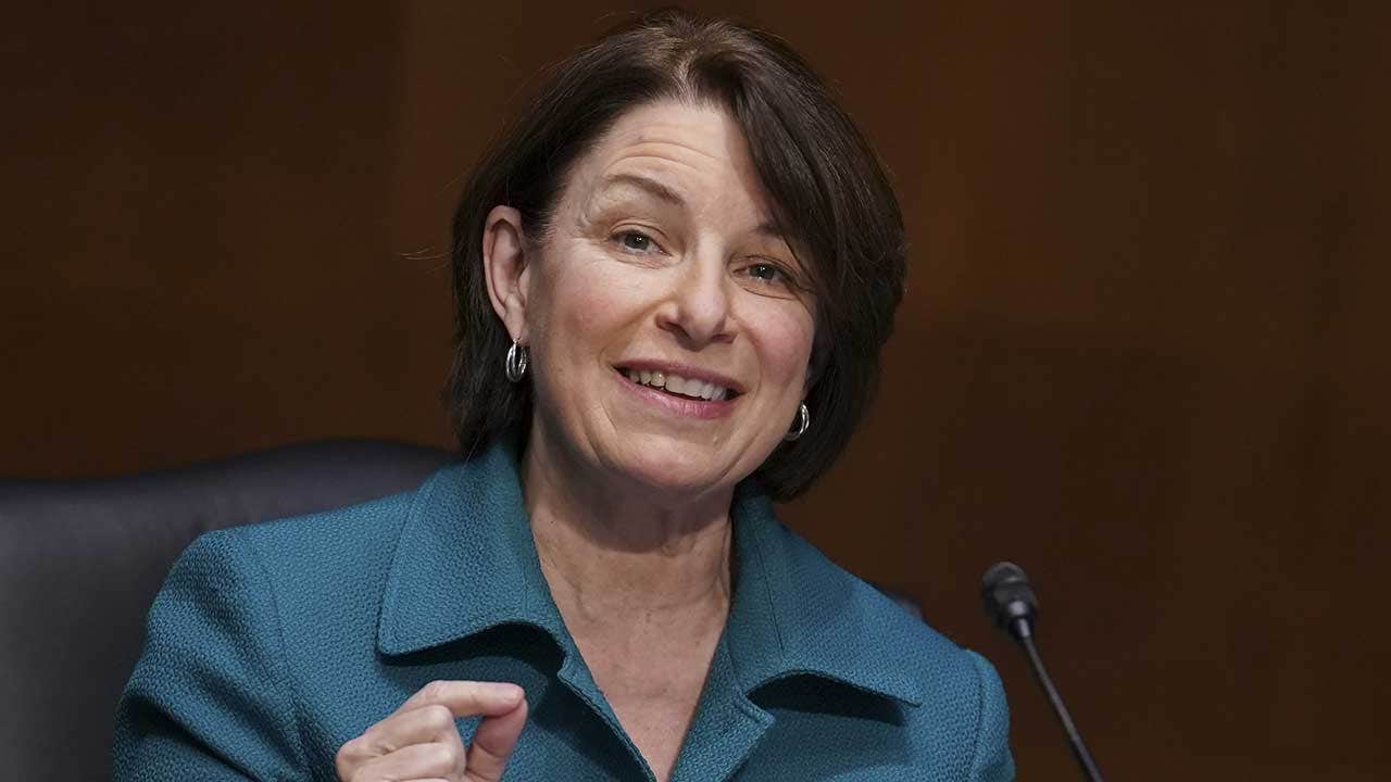 Sen amy klobuchar tells scotus they better do something about clarence thomas