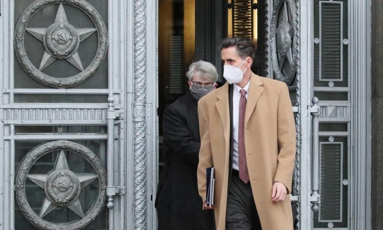 Russia expels u s deputy chief of mission in moscow